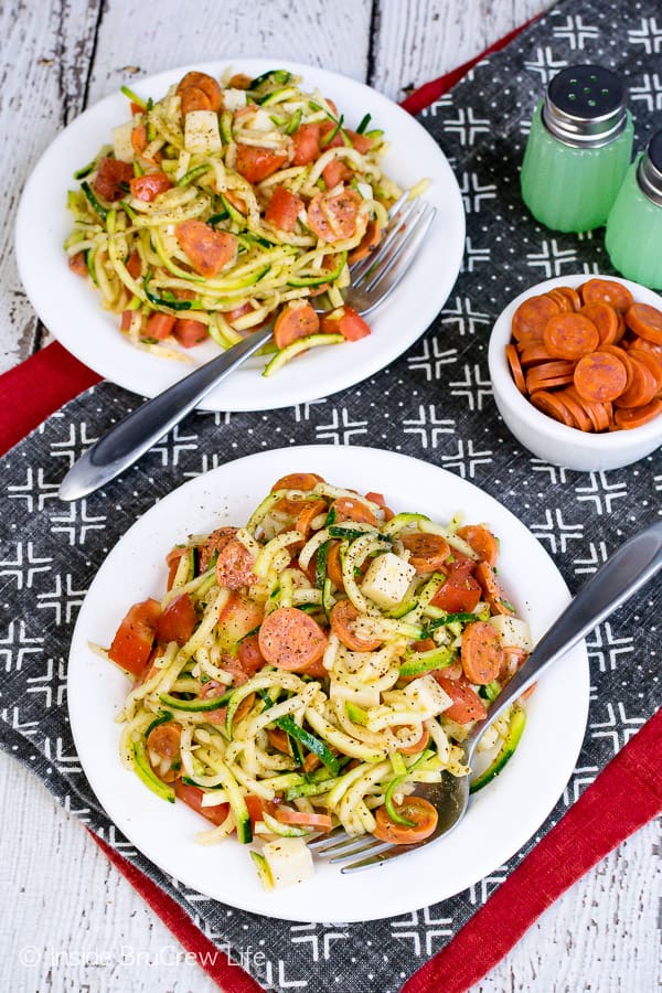 Healthy Pizza Zucchini Salad - enjoy your favorite pizza toppings in this healthy zucchini salad. Try this easy recipe for barbecues and summer picnics! #zucchini #zoodles #salad #pizza #pepperoni #healthy #leanandgreen #sidedish #picnic