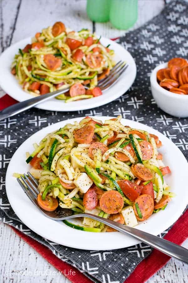 Healthy Pizza Zucchini Salad - zucchini noodles and pizza toppings make this easy summer salad a hit with everyone. Make this recipe for picnics and barbecues. #zucchini #zoodles #salad #pizza #pepperoni #healthy #leanandgreen #sidedish #picnic