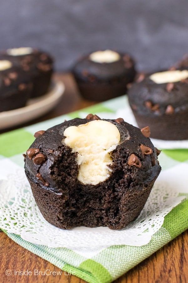 Chocolate Zucchini Cheesecake Muffins - the creamy cheesecake center in these soft chocolate zucchini muffins makes them amazing! Try this recipe for breakfast or an afternoon snack! #chocolate #zucchini #cheesecake #muffins #breakfast #recipe 