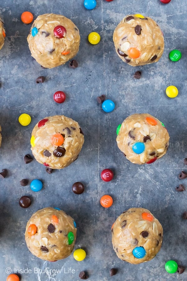 No Bake Monster Cookie Dough Bites - chocolate and candies add a fun monster cookie flair to these healthy energy bites. Make this easy recipe for after school snacks or a grab and go breakfast! #energybites #oatmealbites #peanutbutter #healthy #afterschoolsnack #oats #cookiedough #nobake #monstercookies