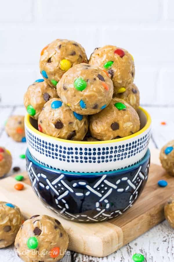 No Bake Monster Cookie Dough Bites - these healthy oatmeal bites are full of peanut butter and chocolate. Perfect easy recipe for after school snacks. #energybites #oatmealbites #peanutbutter #healthy #afterschoolsnack #oats #cookiedough #nobake #monstercookies