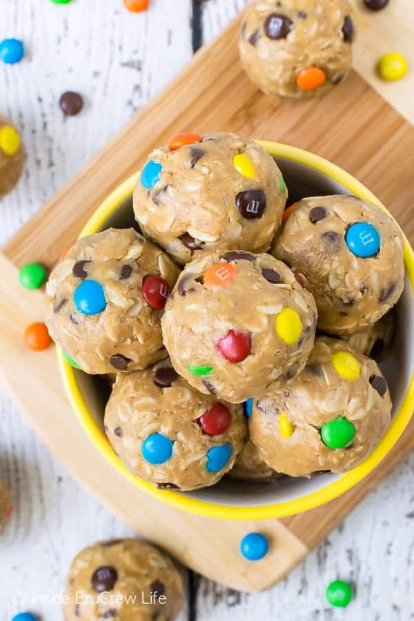 No Bake Monster Cookie Dough Bites - these healthy little oatmeal bites are full of peanut butter and chocolate. Try this easy recipe for a quick breakfast or after school snack. #energybites #oatmealbites #peanutbutter #healthy #afterschoolsnack #oats #cookiedough #nobake #monstercookies