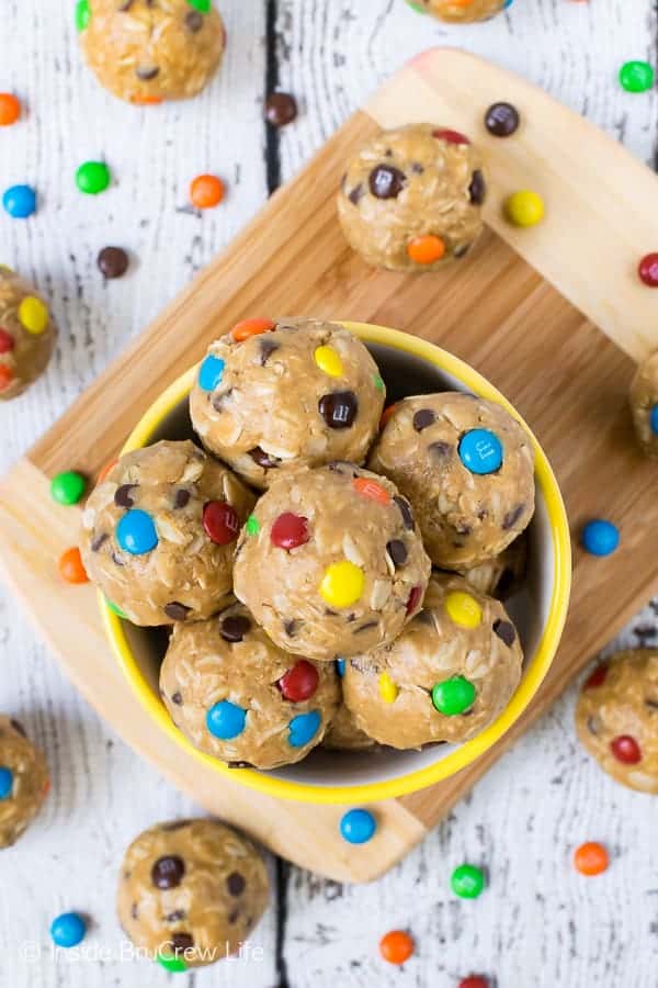 No Bake Monster Cookie Dough Bites - chocolate chips and candies add a fun monster cookie flair to these healthy peanut butter bites. Great recipe for breakfast or afternoon snacks! #energybites #oatmealbites #peanutbutter #healthy #afterschoolsnack #oats #cookiedough #nobake #monstercookies