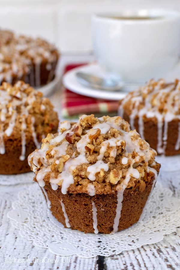 Apple Pecan Streusel Muffins - the sweet glaze and crunchy topping on these soft apple muffins is so delicious! Try this recipe for breakfast this fall. #apple #muffins #fall #breakfast #pecan #afterschoolsnacks