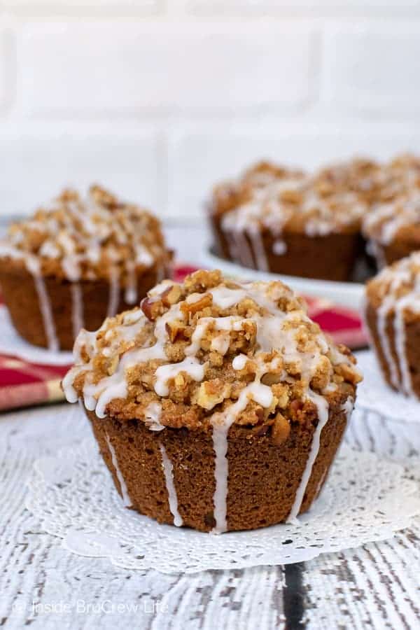 Apple Pecan Streusel Muffins - these soft apple muffins are topped with a crunchy streusel and sweet glaze. Try this recipe for fall breakfast or after school snacks! #apple #muffins #fall #breakfast #pecan #afterschoolsnacks