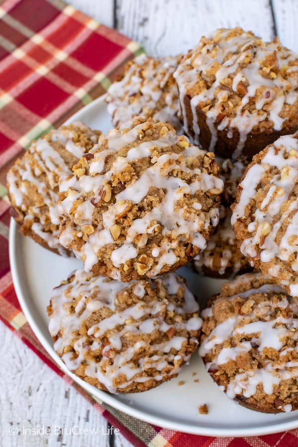 Apple Pecan Streusel Muffins - soft apple muffins with a crunchy streusel topping and a sweet glaze makes an awesome fall breakfast! #apple #muffins #fall #breakfast #pecan #afterschoolsnacks