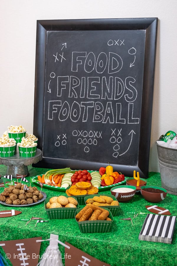 Easy Football Party Ideas - plan a simple game day party with these quick and easy tips for dessert, decorations, snacks, and drinks! #footballparty #gameday #gamedaysnacks #farmrich #ad #winndixie #partytips 