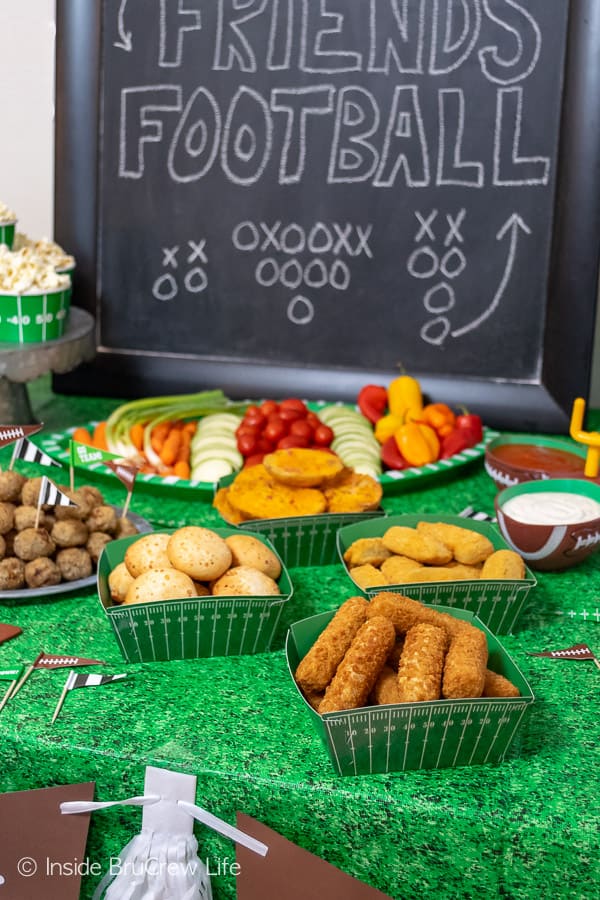 Easy Football Party Ideas - simple tips for planning snacks, decorations, drinks, and drinks for game day parties! #footballparty #gameday #gamedaysnacks #farmrich #ad #winndixie #partytips 