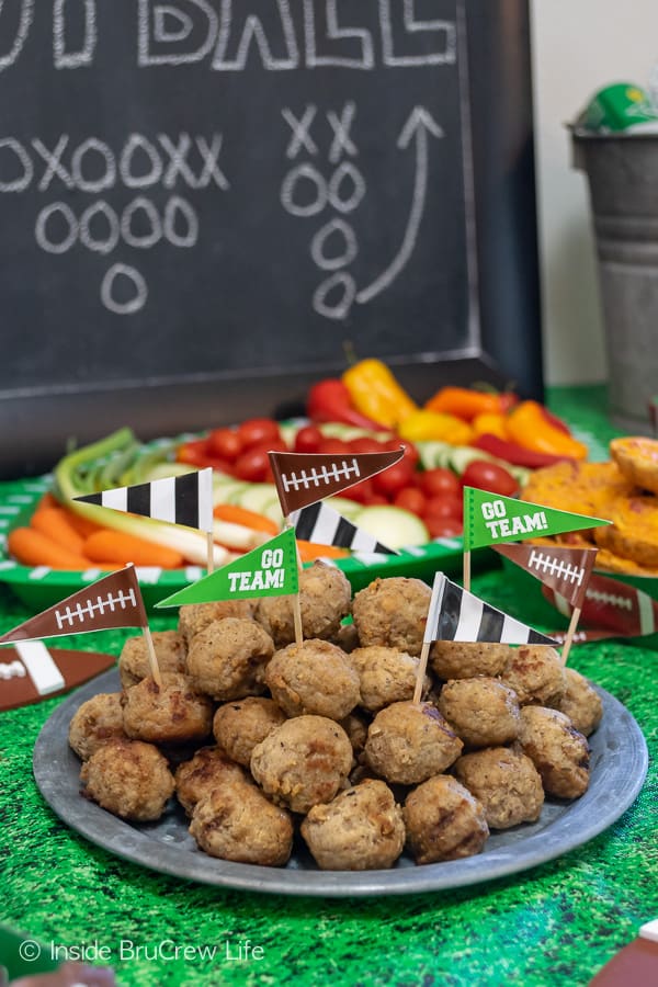 Easy Football Party Ideas - simple tips for planning snacks, decorations, drinks, and drinks for game day parties! #footballparty #gameday #gamedaysnacks #farmrich #ad #winndixie #partytips 