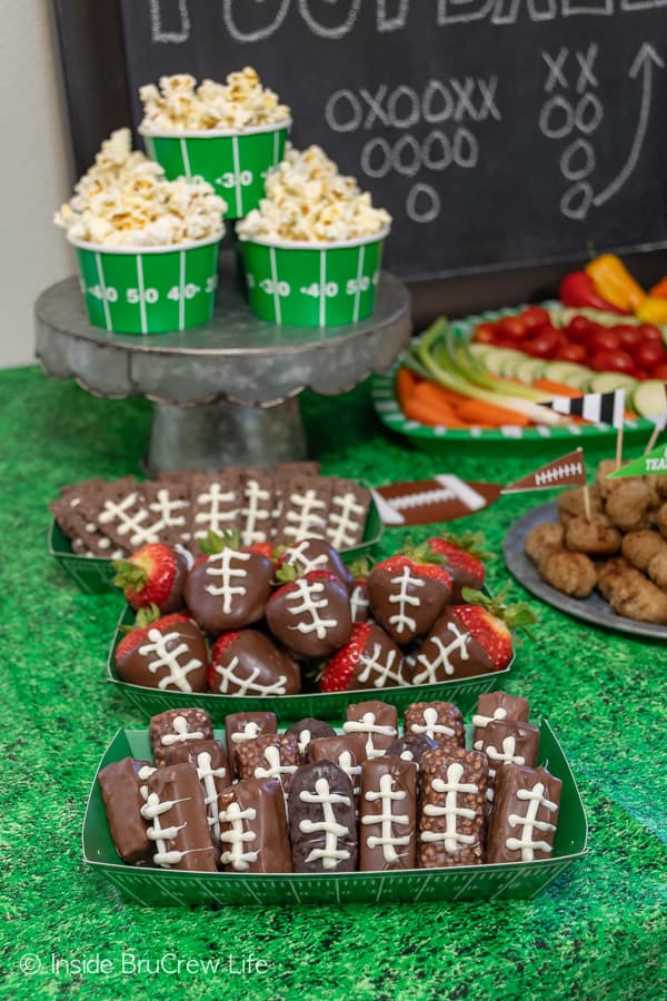 Easy Football Party Ideas - quick and easy tips for planning a simple game day gathering with snacks, decorations, drinks, and dessert! #footballparty #gameday #gamedaysnacks #farmrich #ad #winndixie #partytips 