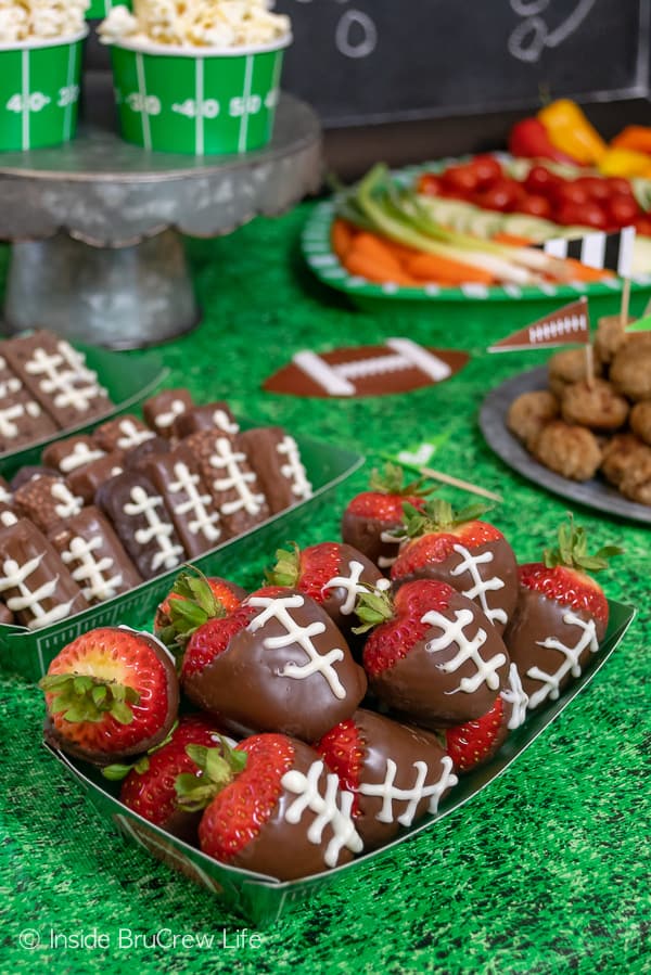 Easy Football Party Ideas - quick and easy tips for planning a simple game day gathering with snacks, decorations, drinks, and dessert! #footballparty #gameday #gamedaysnacks #farmrich #ad #winndixie #partytips 