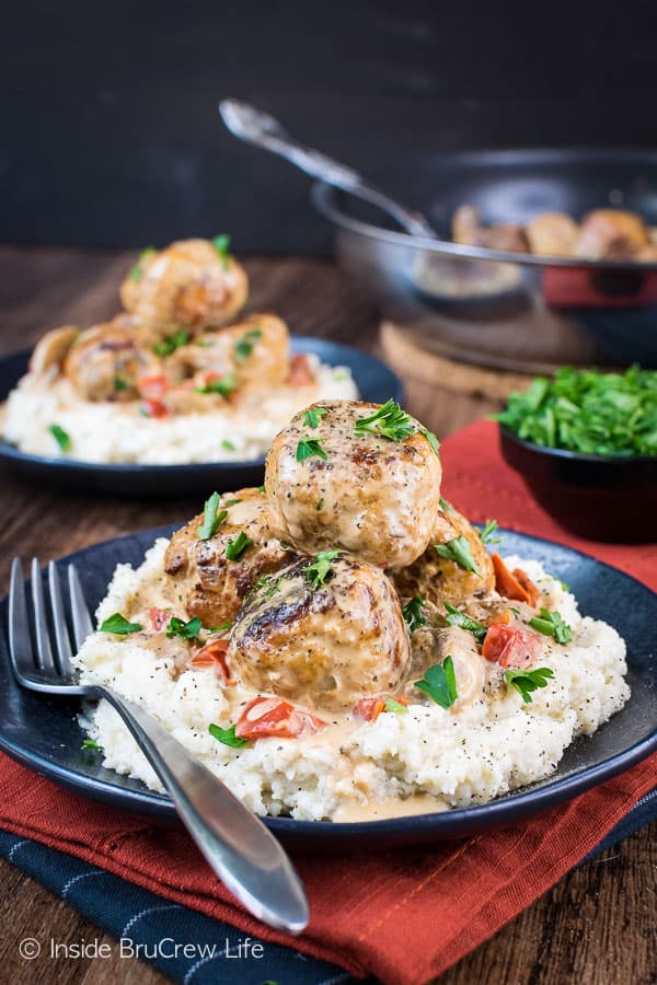 Low Carb Chicken Stroganoff Meatballs - enjoy a healthy dinner that tastes like comfort food. This dinner recipe is perfect for lean and green, low carb, or keto diets. #lowcarb #keto #leanandgreen #chicken #meatballs #stroganoff #healthy #dinner #skilletdinner #onepanmeal