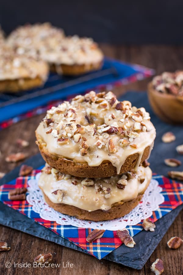 Apple Praline Donuts - a sweet praline glaze and pecans add a fun flavor these soft baked apple donuts. Great recipe to enjoy on a cool fall day! #donuts #apple #pecans #praline #homemade #bakeddonuts #fall #recipes #breakfast #brunch #afterschoolsnack