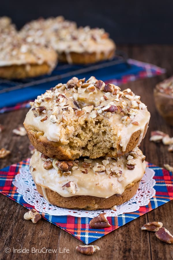 Apple Praline Donuts - soft baked apple donuts topped with a sweet praline glaze and crunchy pecans makes a delicious breakfast for chilly fall mornings. Try this recipe and enjoy a few with hot apple cider! #donuts #apple #pecans #praline #homemade #bakeddonuts #fall #recipes #breakfast #brunch #afterschoolsnack