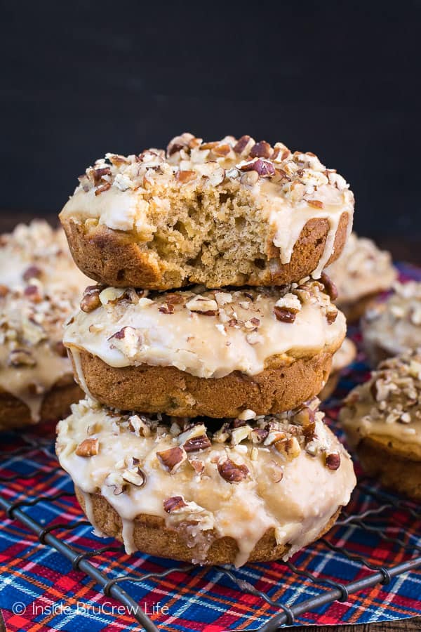 Apple Praline Donuts - soft baked donuts topped with a sweet praline glaze and pecans make a delicious breakfast. Serve this recipe for breakfast this fall with a glass of apple cider! #donuts #apple #pecans #praline #homemade #bakeddonuts #fall #recipes #breakfast #brunch #afterschoolsnack