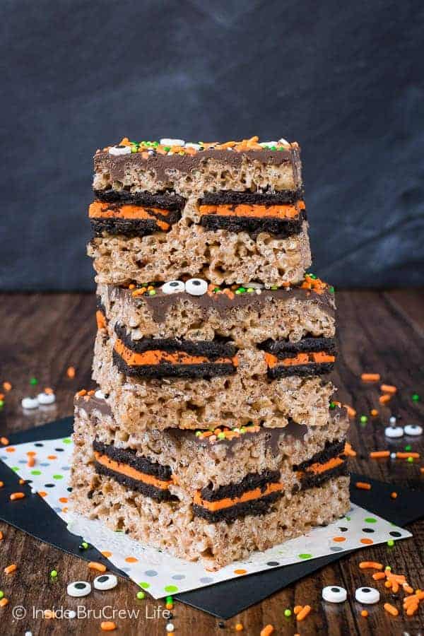 Halloween Oreo Stuffed Rice Krispie Treats - a layer of Oreo cookies in the middle of these no bake treats makes them amazing