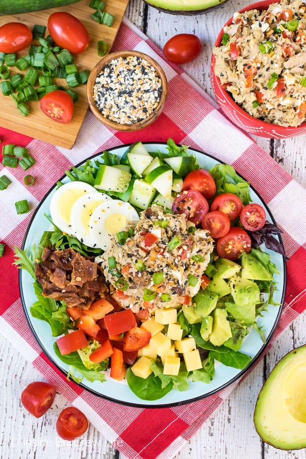 Everything Tuna Salad - this healthy tuna salad is made with Greek yogurt, avocado, and everything seasoning. Enjoy a big scoop on a salad for a healthy low carb dinner! #tunasalad #healthy #dinner #leanandgreen #everythingseasoning #avocado #salad #lowcarb