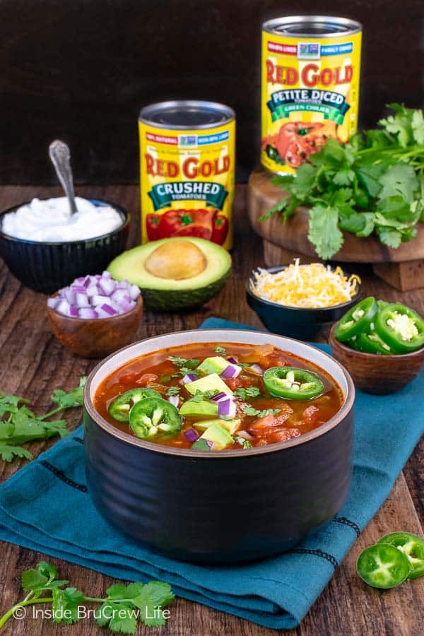 Easy Low Carb Keto Chili - this easy low carb chili is loaded with tomatoes, vegetables, and ground beef. Make this healthy and comforting chili during the cold months! #chili #nobeanchili #keto #lowcarb #redgold #healthyrecipes #easy #thirtyminutemeal