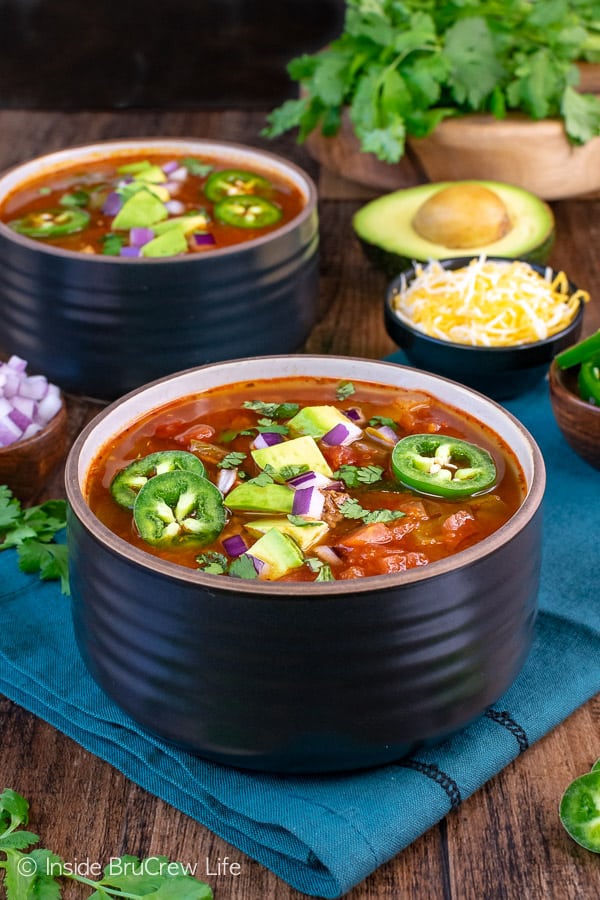 Easy Low Carb Keto Chili - enjoy a hearty yet healthy chili in under 3o minutes. This easy dinner is loaded with vegetables and ground beef. Great recipe to make when you are watching what you eat! #chili #nobeanchili #keto #lowcarb #redgold #healthyrecipes #easy #thirtyminutemeal