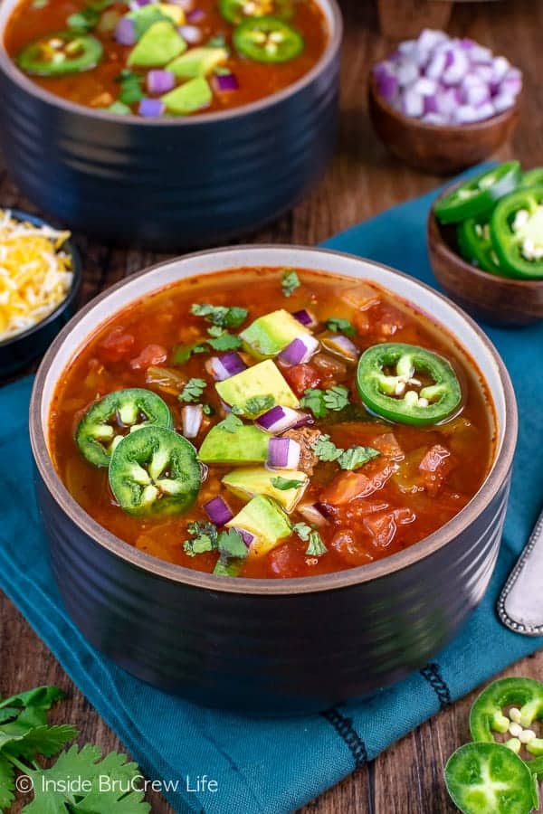 Easy Low Carb Keto Chili - a bowl of this healthy no bean chili is ready in under 30 minutes and will warm you up in a hurry! Great recipe to make during the cold months. #chili #nobeanchili #keto #lowcarb #redgold #healthyrecipes #easy #thirtyminutemeal