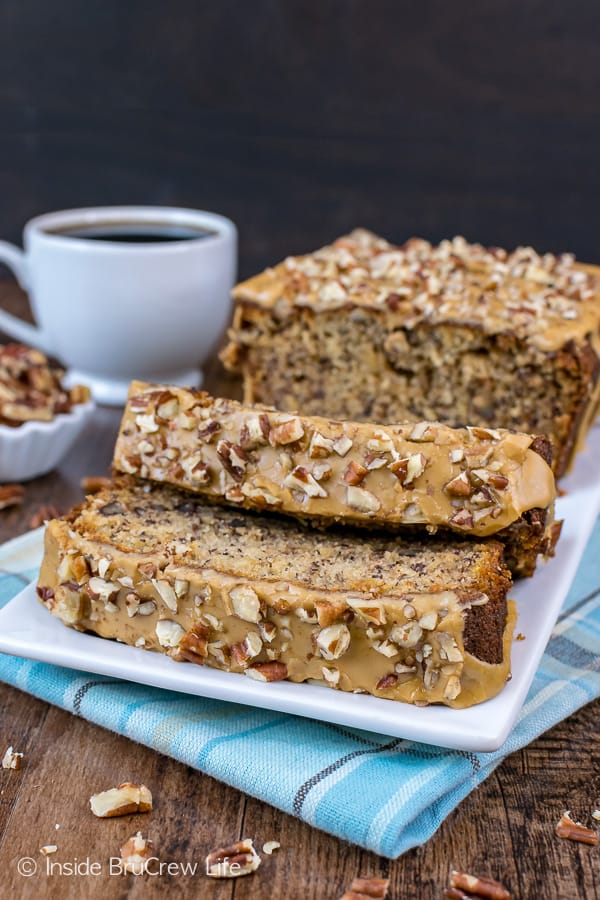 Maple Pecan Banana Bread - pecans and a sweet maple glaze give this classic banana bread a great flavor. It's a must make recipe with your ripe bananas! #bananabread #maple #pecan #sweetbread #breakfast #banana #easy #recipe