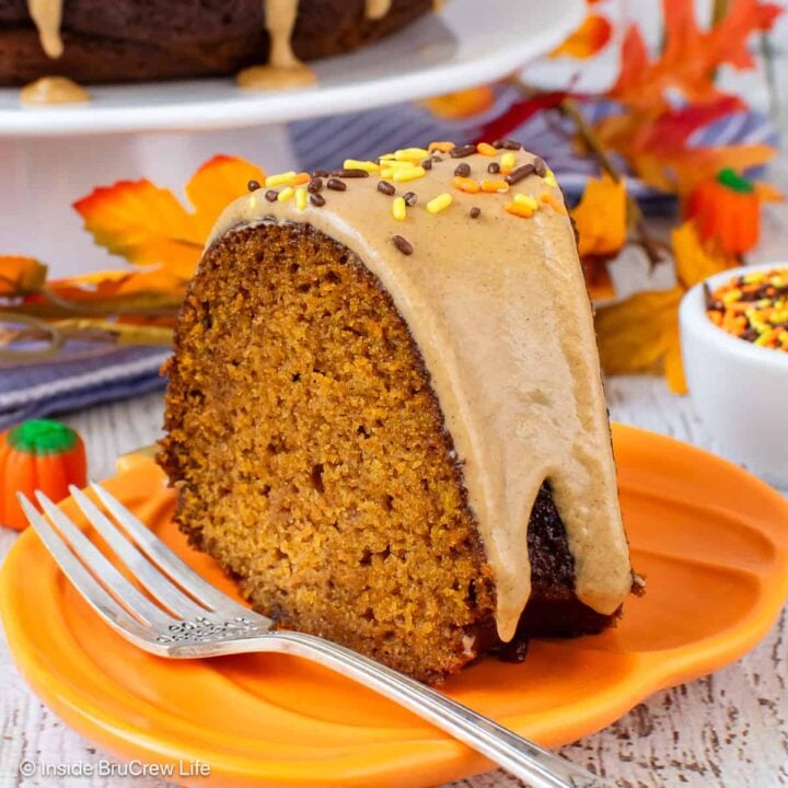 Featured image of pumpkin bundt cake.