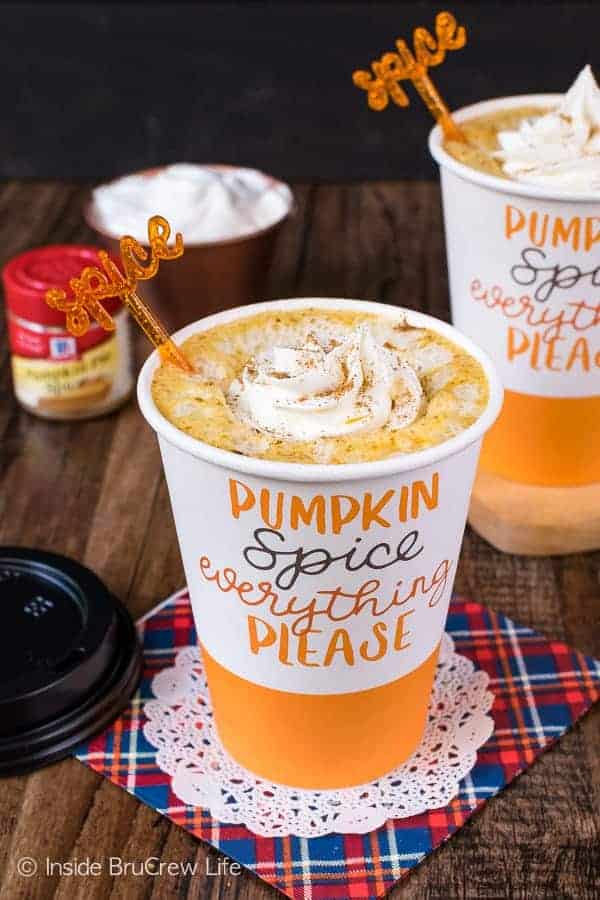 White Chocolate Pumpkin Latte - warm white chocolate mixed with pumpkin and spices makes a delicious fall drink! Perfect recipe to serve at parties or bonfires! #fall #pumpkin #latte #coffee #whitehotchocolate 