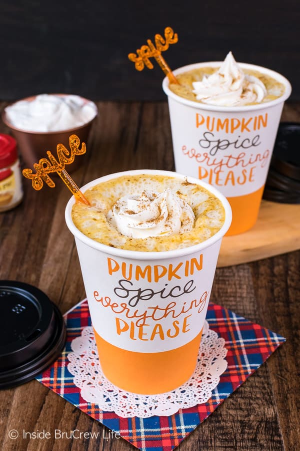 White Chocolate Pumpkin Latte - this sweet homemade latte has white chocolate and pumpkin in it for a great fall flavor! It's a great recipe to enjoy on a cold fall day! #fall #pumpkin #latte #coffee #whitehotchocolate 