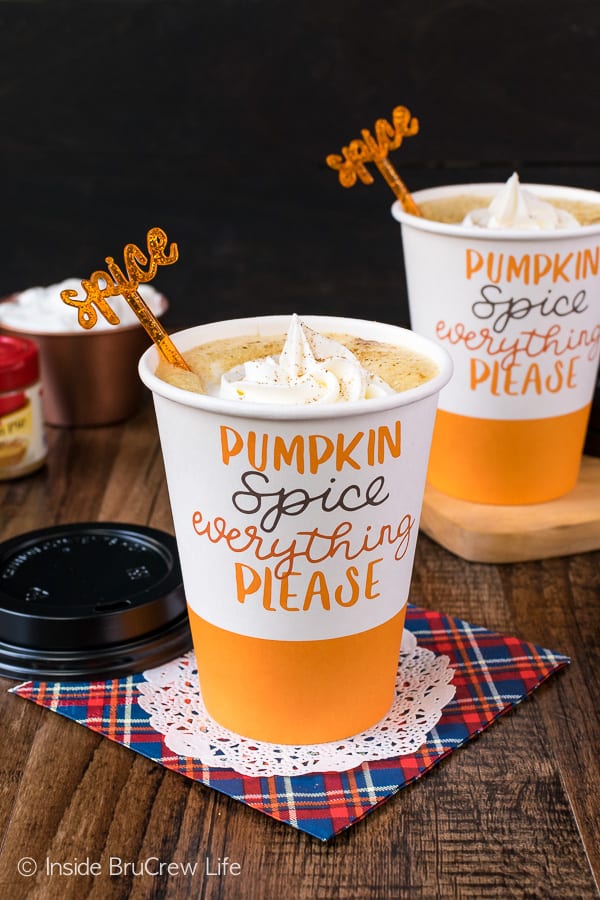 White Chocolate Pumpkin Latte - pumpkin and spices add a fun fall flair to this easy homemade latte. Make this easy recipe for fall parties! #fall #pumpkin #latte #coffee #whitehotchocolate 