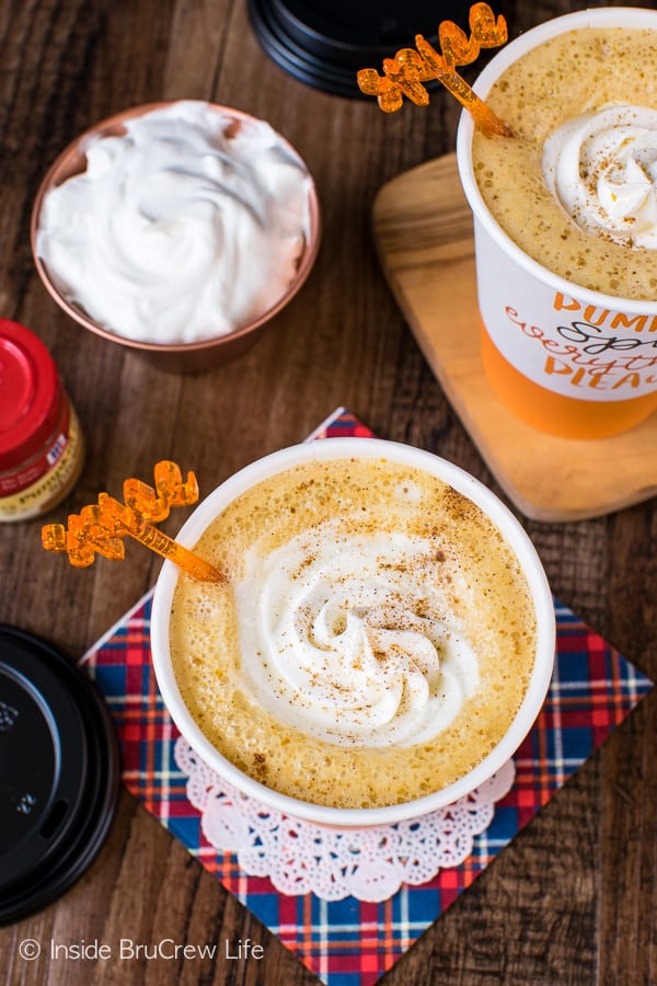 White Chocolate Pumpkin Latte - white chocolate, coffee, and pumpkin adds a sweet fall touch to this easy homemade latte. Great recipe to serve at fall parties! #fall #pumpkin #latte #coffee #whitehotchocolate 