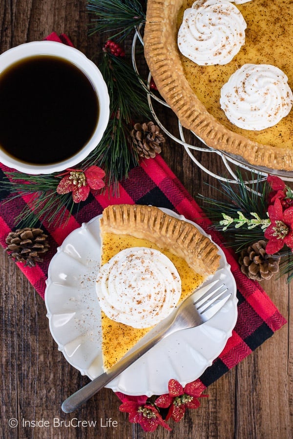 Overhead picture of eggnog cream pie on a plate 