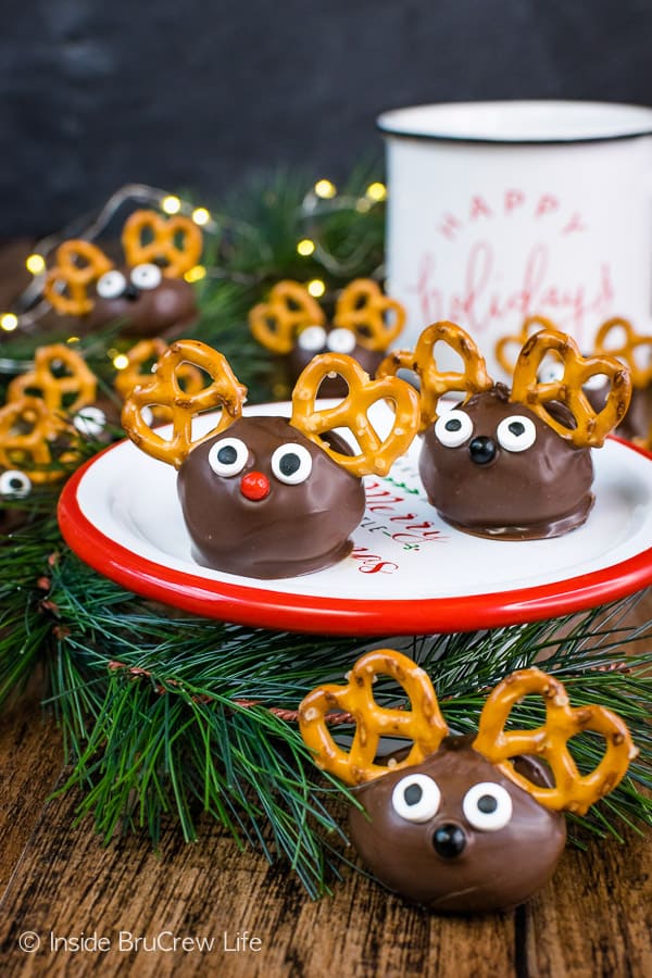 Peanut Butter Reindeer - add pretzels and candy eyes to these easy no bake peanut butter balls for a fun reindeer treat. Try this no bake recipe for holiday parties! #peanutbutter #truffles #chocolate #reindeer #christmas #nobake 