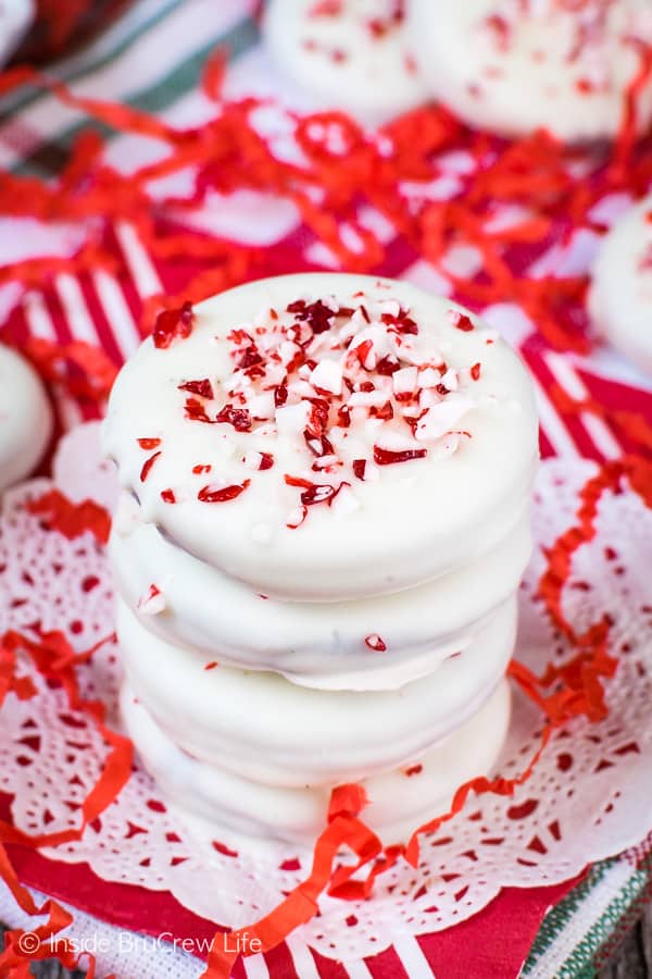 Peppermint Bark Oreo Thins - dip Oreos into white chocolate and add peppermint bits for an easy and festive no bake cookie for the holidays! #cookies #nobake #peppermint #whitechocolate #easy #holidaydessert #cookieexchange #christmas
