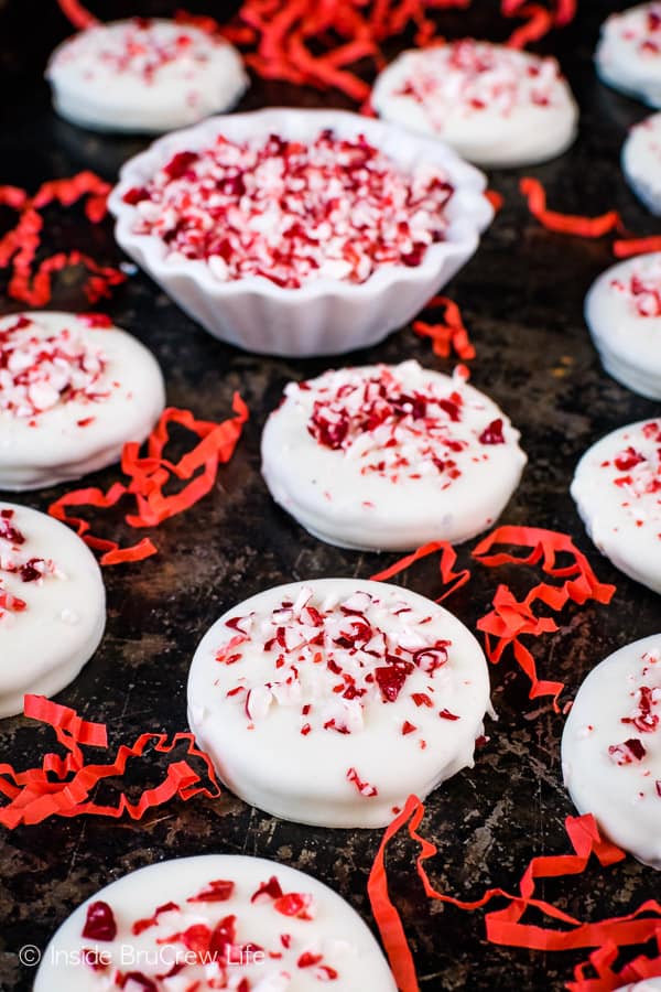 A metal cookie sheet with white peppermint Oreos on top of it.