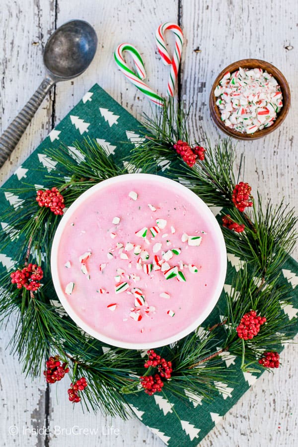 Peppermint Stick Ice Cream - un facile gelato rosa alla menta piperita con bastoncini di zucchero tritati è il miglior trattamento per le vacanze con i brownies! Prova questa ricetta facile questo inverno! #icecream #peppermint #candycanes #homemadeicecream #easy #recipe #holiday #christmas