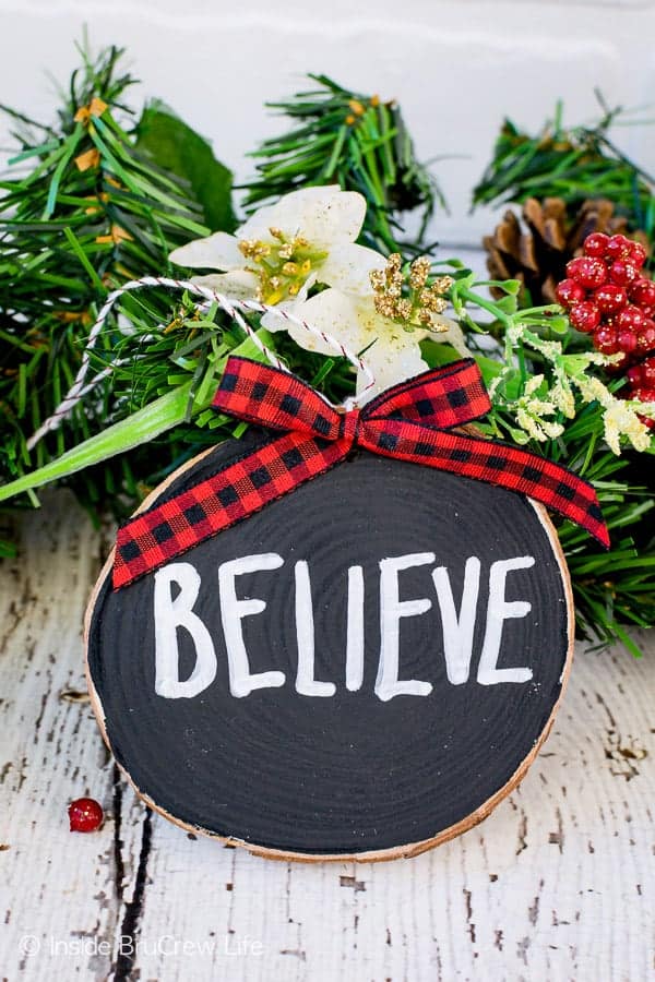 Rustic Wood Ornaments - red, white, and black paint and a buffalo checked ribbon add a pretty touch to these easy painted ornaments. Easy craft to make for your Christmas tree this year. #rustic #woodornaments #raedunninspired #farmhousedecor #woodcrafts #christmastreeornaments