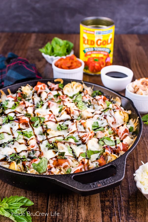 Chicken Caprese Cauliflower Nachos - chicken, tomatoes, and cheese turns roasted cauliflower into a delicious and healthy appetizer. Try this easy recipe for game day parties! #appetizer #cauliflower #healthy #nachos #gameday