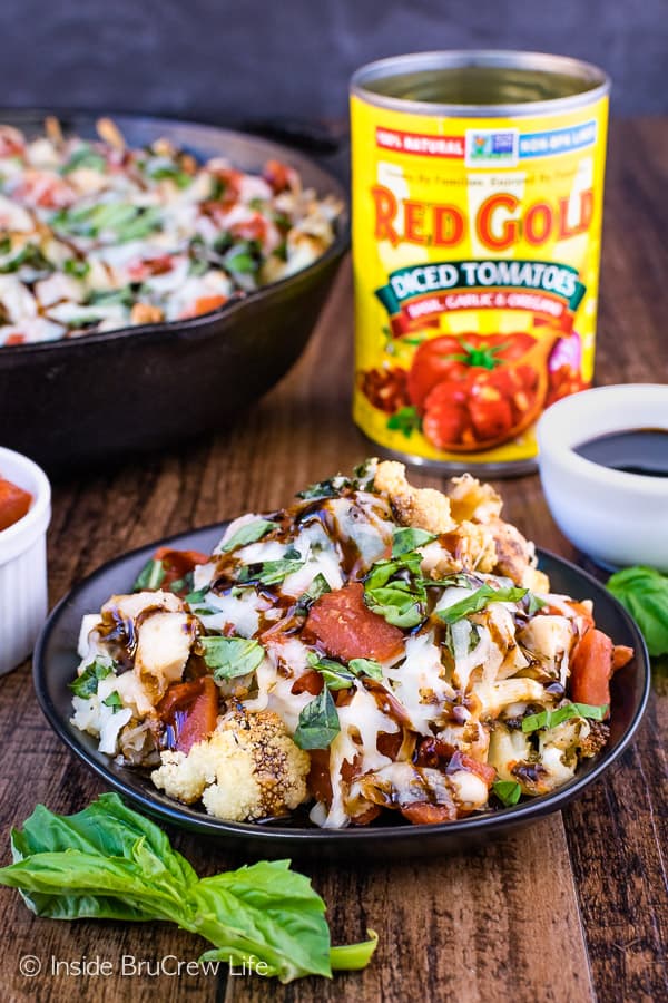 Chicken Caprese Cauliflower Nachos - turn roasted cauliflower into a healthy appetizer by layering it with cheese, chicken, and tomatoes! Great recipe for game day parties! #appetizer #cauliflower #healthy #nachos #gameday