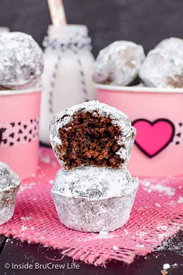 Chocolate Banana Powdered Sugar Donut Holes - these easy chocolate donuts holes can be ready for breakfast in 30 minutes. Try this easy recipe when you have ripe bananas to use up. #breakfast #donutholes #bakeddonuts #donutmuffins #chocolate #banana #powderedsugardonuts