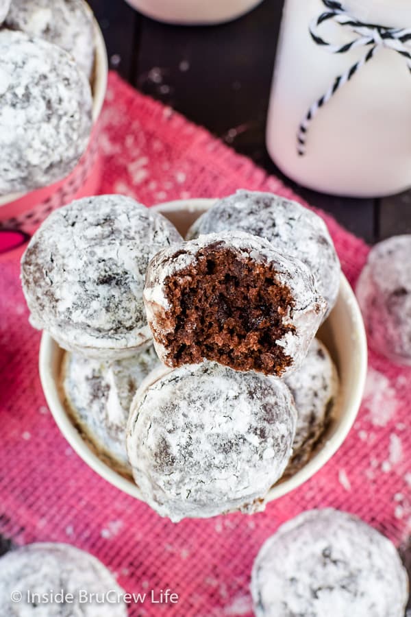 Chocolate Banana Powdered Sugar Donut Holes - mini baked donuts loaded with chocolate and rolled in powdered sugar is a very good idea. Try this easy recipe for breakfast or for an after school snack! #breakfast #donutholes #bakeddonuts #donutmuffins #chocolate #banana #powderedsugardonuts