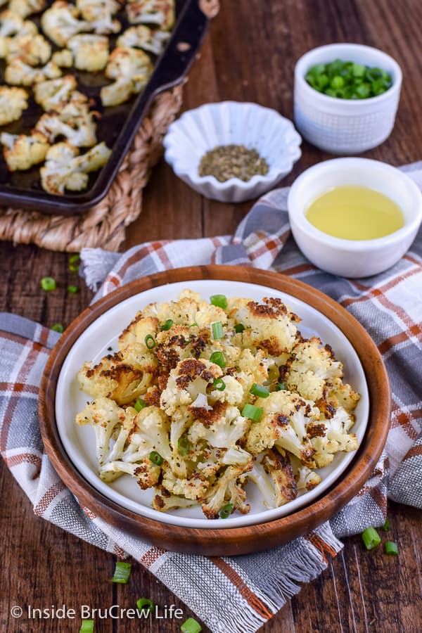 Oven Roasted Cauliflower - oil and seasonings makes this roasted cauliflower taste great. Make this easy recipe for dinner! #cauliflower #leanandgreen #healthy #roastedveggies #roastedcauliflower