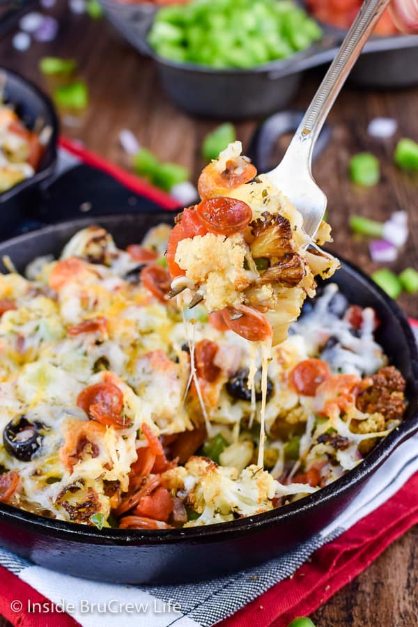Loaded Pizza Cauliflower Nachos - add cheese and your favorite pizza toppings to a pan of cauliflower for a delicious low carb meal. Enjoy this healthy lean and green dinner when you need a healthy meal! #pizza #cauliflower #healthy #leanandgreen #healthynachos #lowcarb