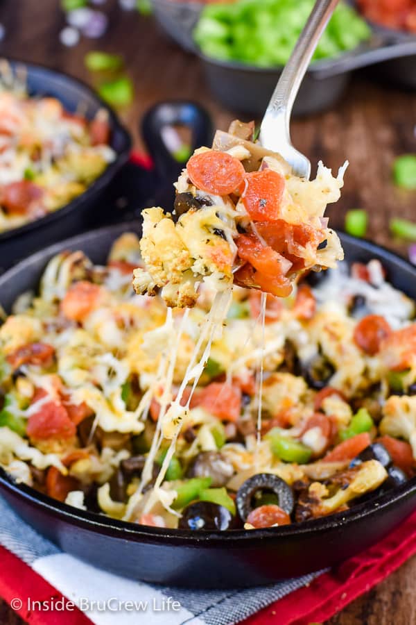 Loaded Pizza Cauliflower Nachos - make healthy nachos using pizza toppings and roasted cauliflower. Make this easy recipe when you need a low carb meal! #pizza #cauliflower #healthy #leanandgreen #healthynachos #lowcarb