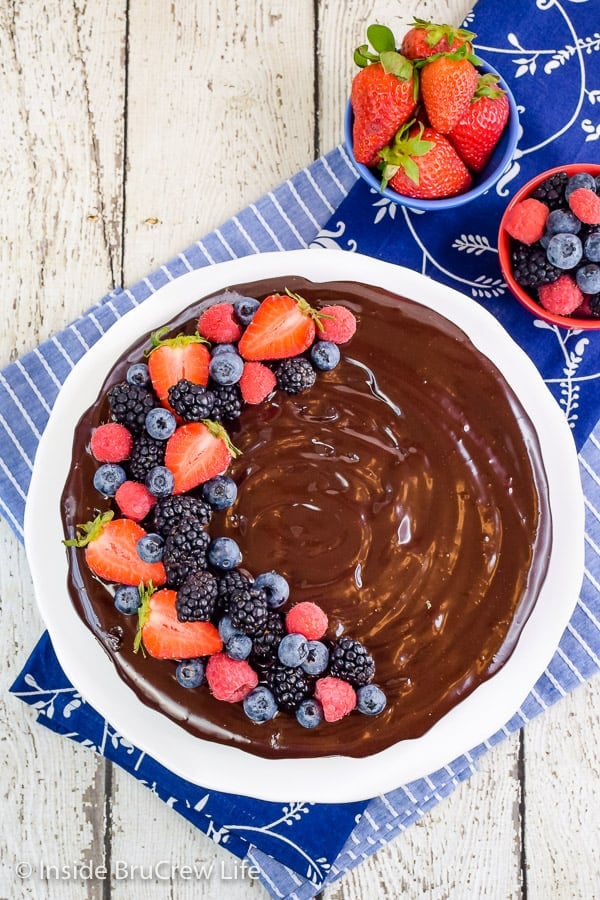 Best Flourless Chocolate Cake - fresh berries and a chocolate ganache makes this the best chocolate cake. Easy to make, gluten free, and delicious! #chocolate #flourless #chocolatecake #easyrecipe #glutenfree