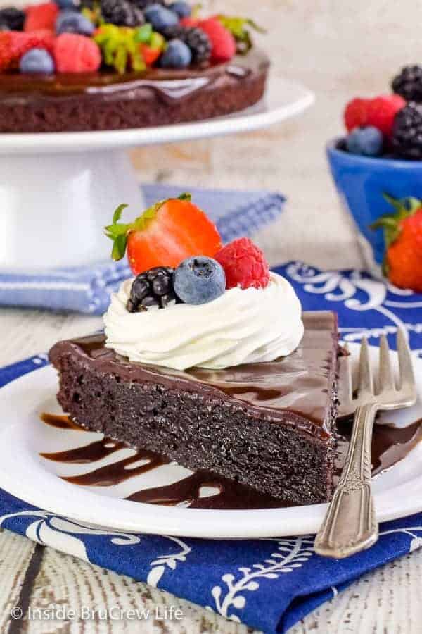 Best Flourless Chocolate Cake - this decadent chocolate cake is easy to make and is gluten free. It's the perfect dessert for chocolate lovers everywhere! Make this easy recipe and wow everyone at dessert! #chocolate #flourless #chocolatecake #easyrecipe #glutenfree