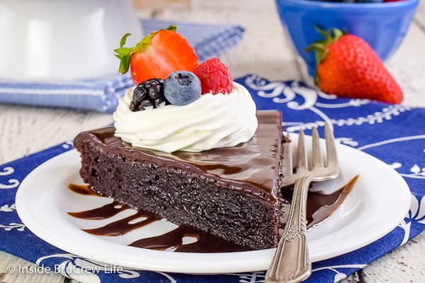 Best Flourless Chocolate Cake - this flourless chocolate cake is so easy to make and looks and tastes amazing! Try this chocolate recipe and wow everyone at dessert! #chocolate #flourless #chocolatecake #easyrecipe #glutenfree