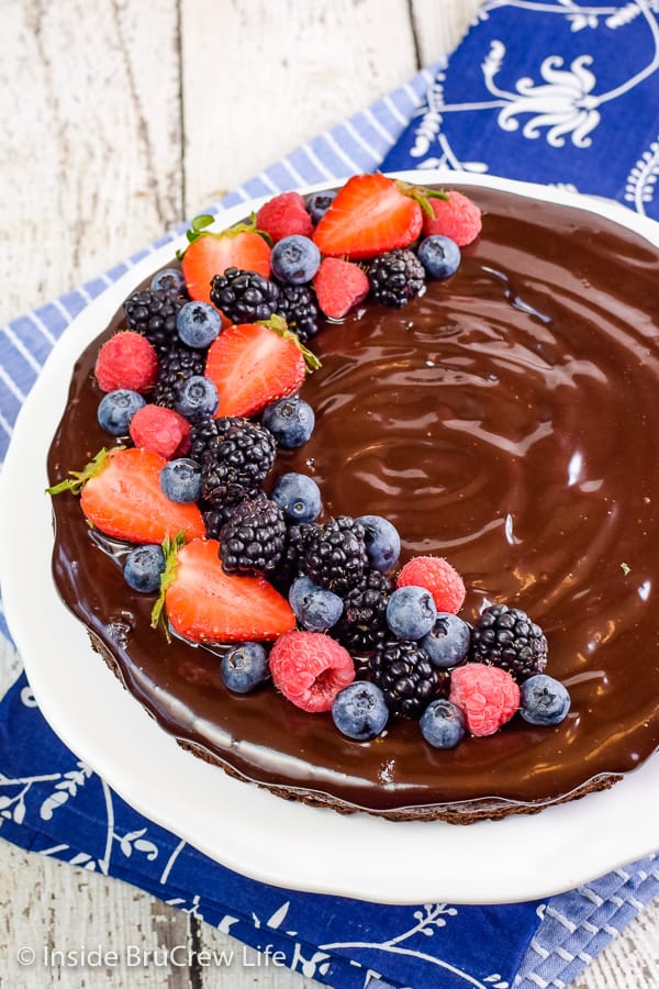 Best Flourless Chocolate Cake - a rich chocolate ganache and fresh berries make this easy flourless chocolate cake taste amazing. Try this easy recipe for dessert and watch everyone smile! #chocolate #flourless #chocolatecake #easyrecipe #glutenfree