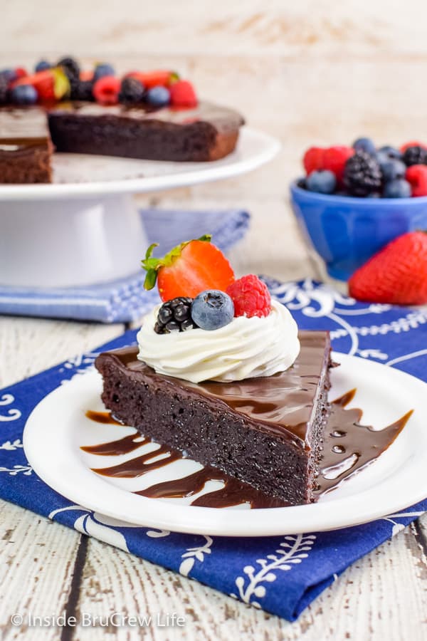 Best Flourless Chocolate Cake - this flourless chocolate cake is so easy to make and looks and tastes amazing! Try this chocolate recipe and wow everyone at dessert! #chocolate #flourless #chocolatecake #easyrecipe #glutenfree