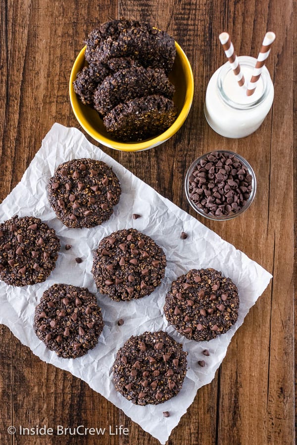 Peanut Butter Chocolate Banana Breakfast Cookies - start your day off with a few of these healthy chocolate cookies. Make this easy recipe the next time you have extra ripe bananas! #healthy #banana #breakfastcookies #peanutbutter