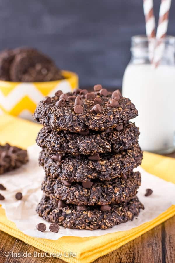 Peanut Butter Chocolate Banana Breakfast Cookies - ripe bananas, peanut butter powder, and oats make these cookies the best way to start out the day! Try this healthy recipe the next time you have extra bananas! #healthy #banana #breakfastcookies #peanutbutter